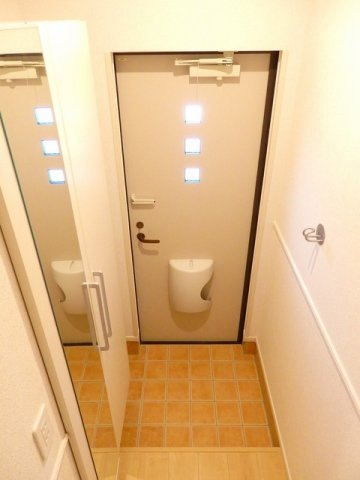 ワイズ・コートⅢの玄関