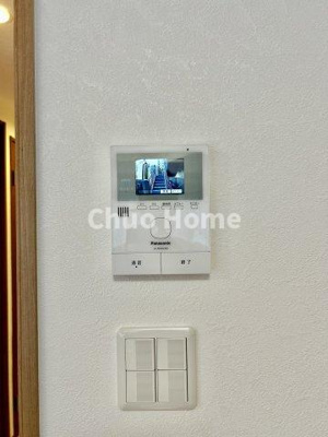 【セキュリティ】 | ダイアパレス町屋 | 【モニターホン】誰が来たかすぐにわかるカラーモニター付きインターホン。通話ボタンを押すまでは室内の音は漏れていませんので相手を確かめてから応対できます。