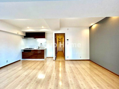 【居間・リビング】 | ダイアパレス町屋 | 【居間・リビング】「ＬＤＫは家族団らんをデザイン」広いＬＤＫでは家族が集まり一緒の時間を過ごせる工夫がされております。何気ない一日の当たり前のひとコマがいつか一生の宝物になります