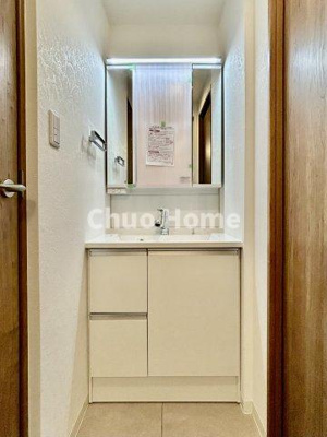 【独立洗面台】 | ダイアパレス町屋 | 【洗面化粧台】洗面化粧台には三面鏡を採用。身だしなみを整えやすい事はもちろんですが、鏡の後ろに収納スペースを設ける事により、散らかりやすい洗面スペースをすっきりさせる事が出来るのも嬉しいですね