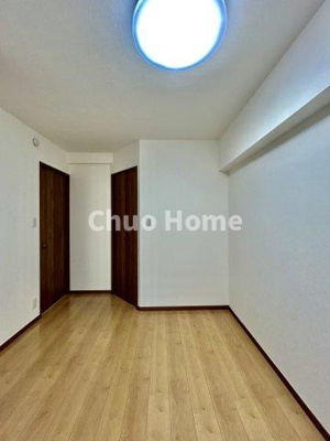 【洋室】 | ダイアパレス町屋 | 【洋室】快適に過ごす条件は、一人ひとり違います。だからこそ飾り過ぎないシンプルな内装と偏り過ぎないデザインで統一しております。居住していく中でオーナー様だけの【マイホーム】に創り上げて下さい