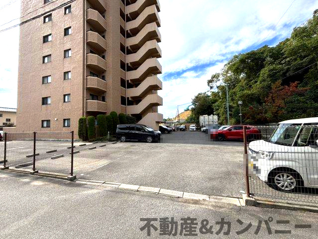 ジョイフルプラザ高岡弐番館の駐車場|駐車場があるので、車を買う予定の方も安心です