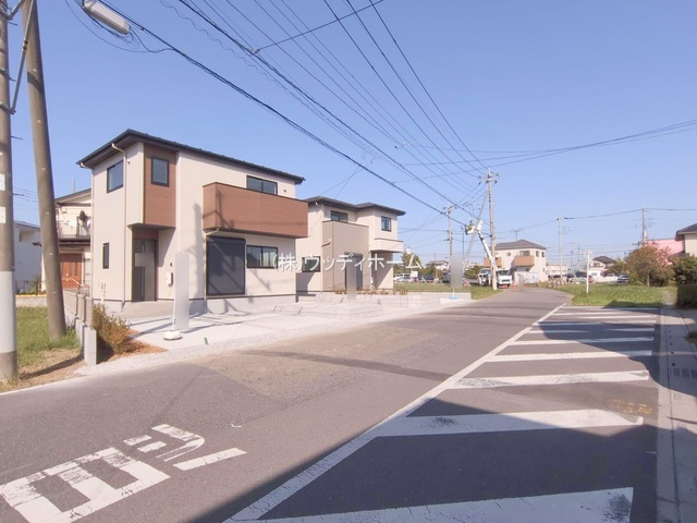 越谷市大竹2期　新築一戸建て　2号棟の前面道路含む現地写真