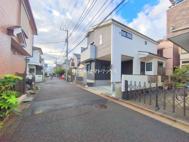 練馬区春日町2丁目　ZEH水準　車庫付ハイグレード住宅の前面道路含む現地写真