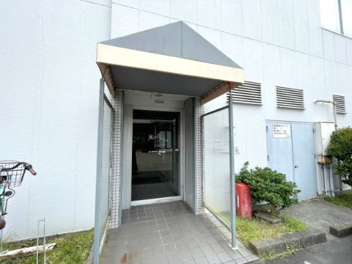 風の街ビルのエントランス