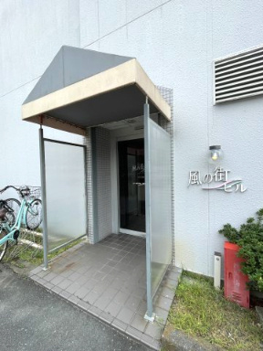 風の街ビルのエントランス