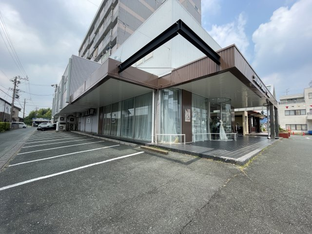 風の街ビルの駐車場