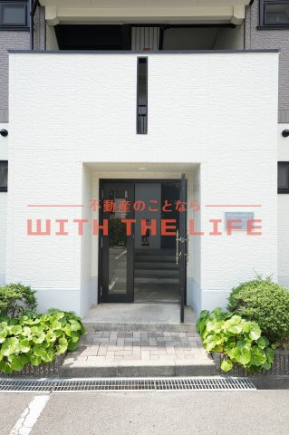 ハイカムール山本【10,000円キャッシュバック対象物件】のエントランス|落ち着いたエントランスです