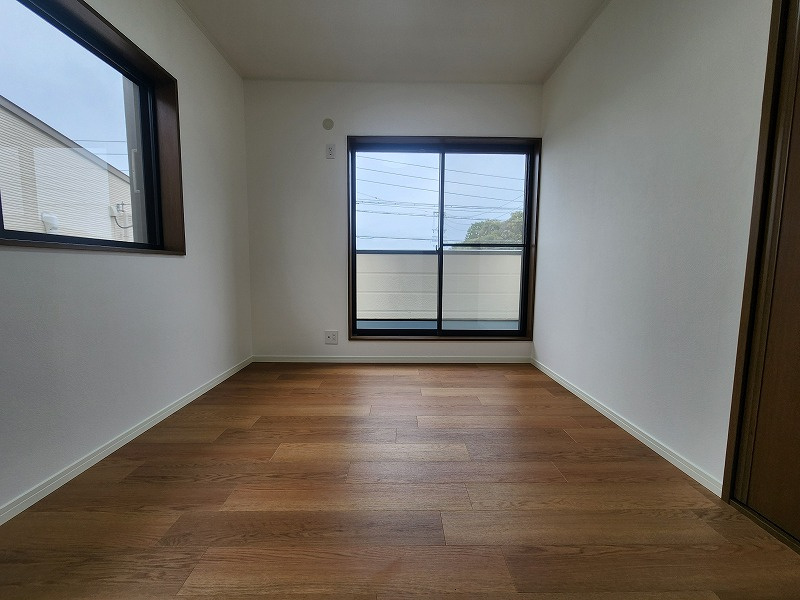 小牧市大字久保一色　中古戸建の洋室|落ち着いた色調の洋室です