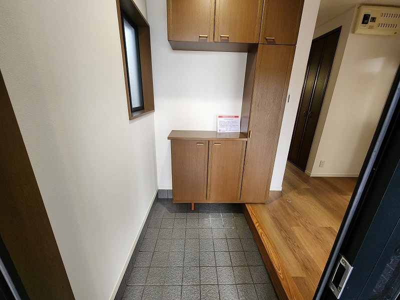 小牧市大字久保一色　中古戸建の玄関|収納もある玄関です