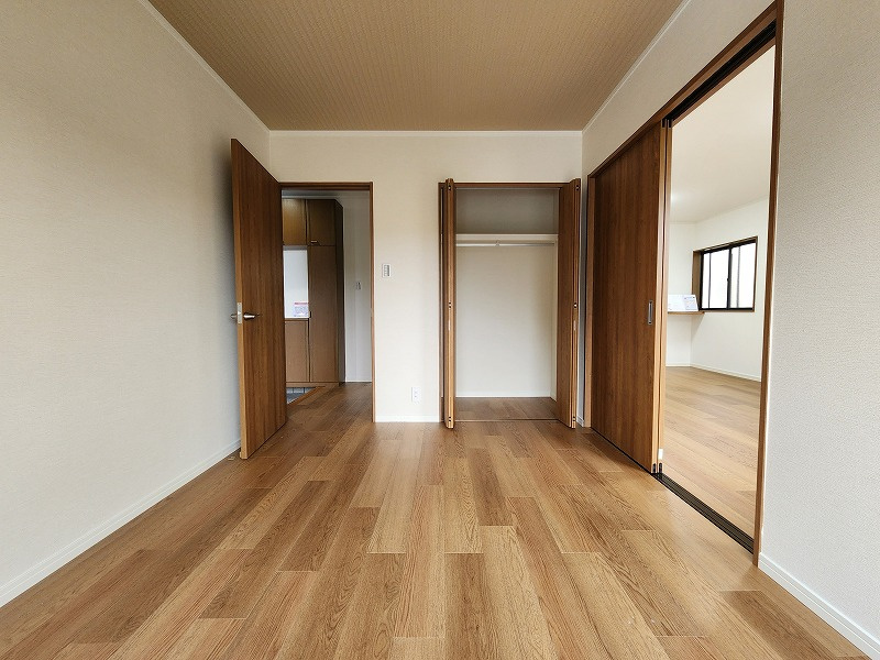 小牧市大字久保一色　中古戸建の洋室|落ち着いた色調の洋室です