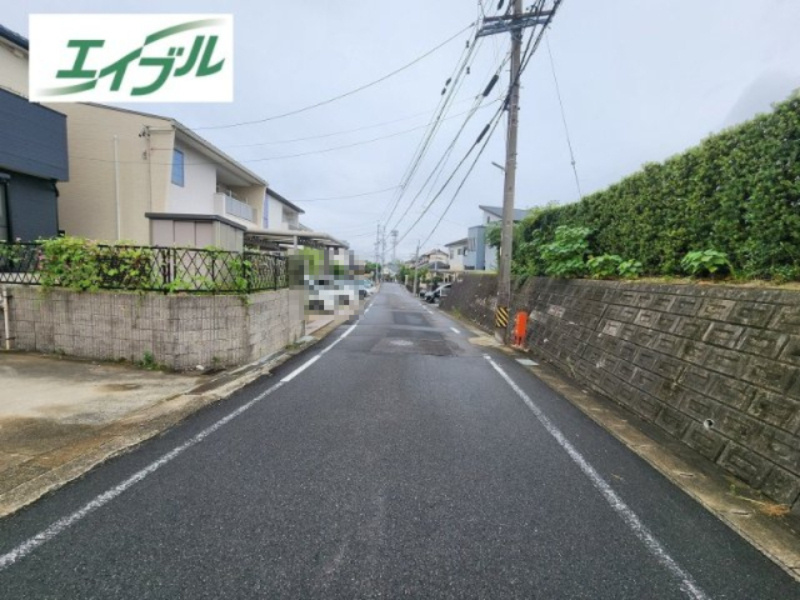 小牧市大字久保一色　中古戸建の前面道路含む現地写真
