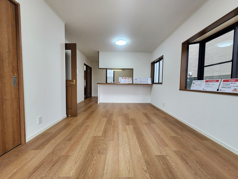 小牧市大字久保一色　中古戸建の居間・リビング|こちらのリビングで趣味の時間をお楽しみください