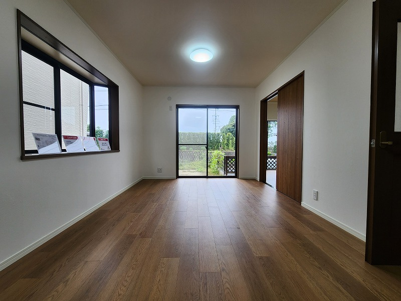 小牧市大字久保一色　中古戸建の居間・リビング|ゆったり過ごせるリビングです