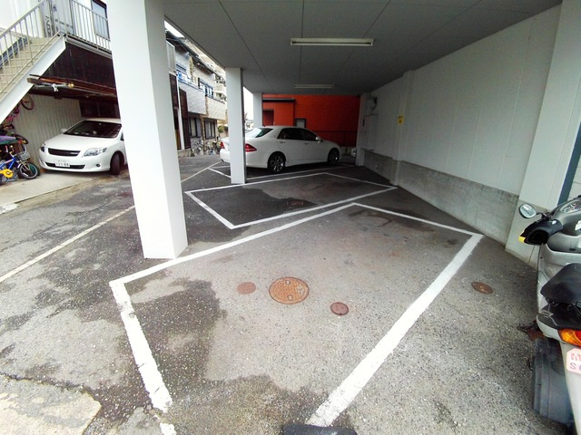 ポピア新在家の駐車場