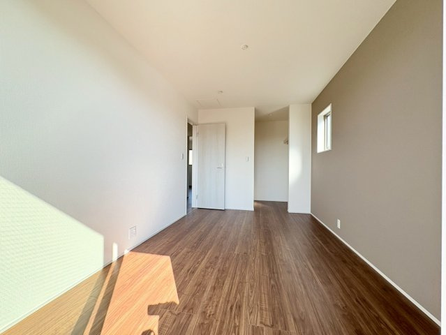 リーブルガーデン　岐阜市野一色1丁目　全3区画分譲の寝室|すべての居室にはたっぷり収納できる大型のクローゼット、各室に２４時間換気システムを設置しています。
排気ファンから低風量で24時間強制排気し、家の中の空気をいつも新鮮に保ちます。
