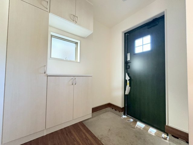 リーブルガーデン　岐阜市野一色1丁目　全3区画分譲の玄関|大容量のシューズ収納付きで玄関周りもすっきり！玄関ドアからの光が玄関ホールを明るくしてくれます。