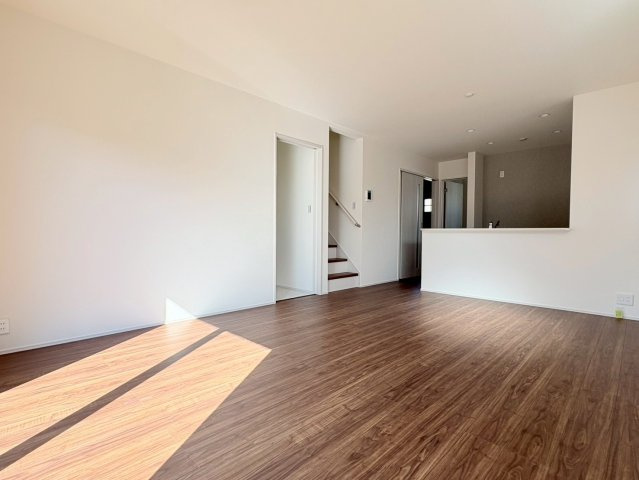 リーブルガーデン　岐阜市野一色1丁目　全3区画分譲の居間・リビング|明るい日差しをふんだんに取り込んだリビングダイニングは家族の笑顔につつまれた素敵な空間になります。
一建設の家は精度が高く丈夫な工法を採用し、「住宅トップランナー基準」に対応しています。