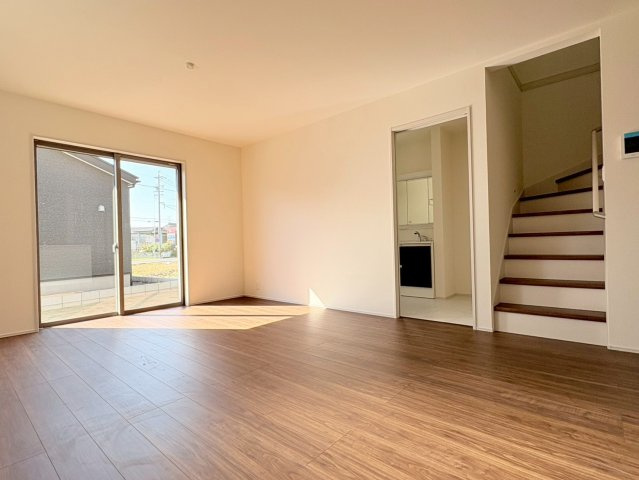 リーブルガーデン　岐阜市野一色1丁目　全3区画分譲の居間・リビング|明るい日差しをふんだんに取り込んだリビングダイニングは家族の笑顔につつまれた素敵な空間になります。
一建設の家は精度が高く丈夫な工法を採用し、「住宅トップランナー基準」に対応しています。