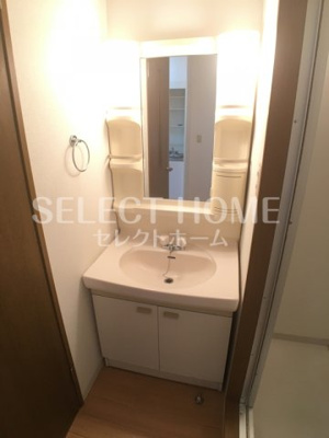 【独立洗面台】 | エスト岡崎 | 同型タイプ独立洗面台、小物を置くことができて便利です