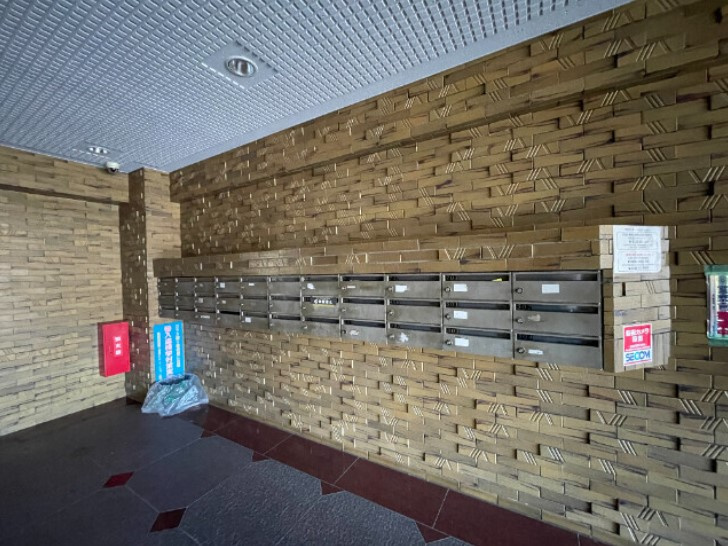 関寅ビル第1のエントランス