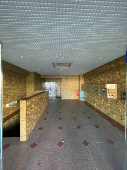 関寅ビル第1のロビー