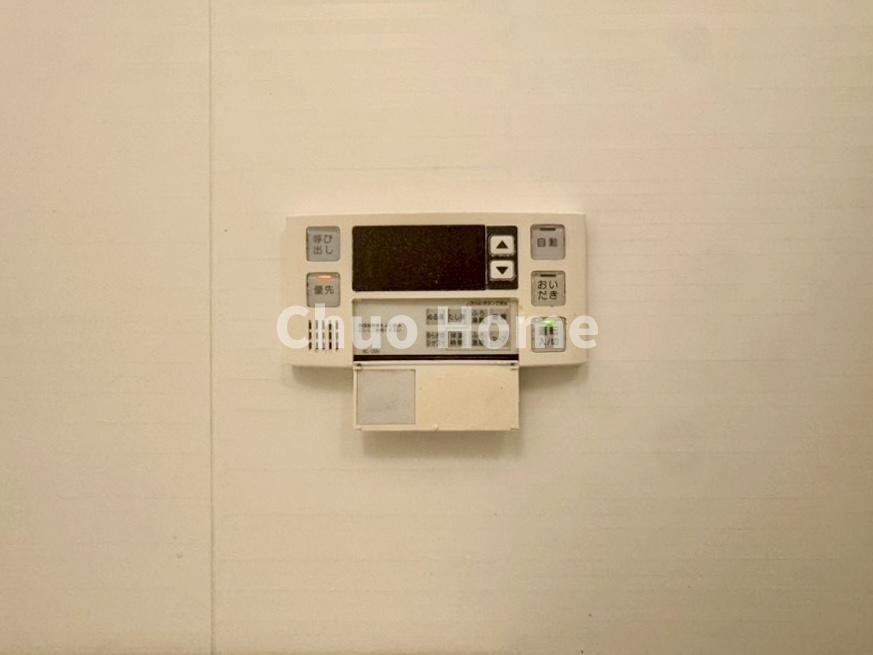 サンクレイドル亀有の発電・温水設備|【給湯リモコン】外での一日を忘れさせてくれるオートバス機能でお好みの湯量・温度に調整された浴槽。