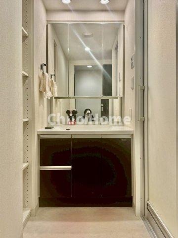 サンクレイドル亀有の独立洗面台|【洗面化粧台】洗面化粧台には三面鏡を採用。身だしなみを整えやすい事はもちろんですが、鏡の後ろに収納スペースを設ける事により、散らかりやすい洗面スペースをすっきりさせる事が出来るのも嬉しいですね