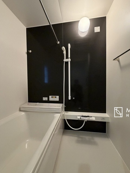 【浴室】 | お子さんとわいわいと楽しいバスタイムもよし、一人でゆったりと入るのもよし、浴室換気乾燥機付きのユニットバス。お洗濯物を干せるだけでなく、カビ防止にもなります。