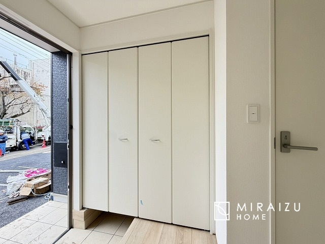 【玄関】 | 永く住むからこそシンプルで飽きのこないデザインに。ただいま、おかえりの温かな声が聞こえる玄関。