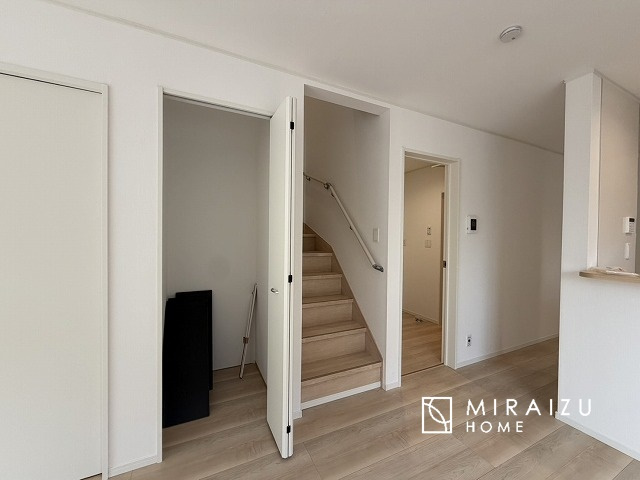 【内装】 | 安全性に配慮した手すり、清潔感や明るい陽光を取り入れてくれる窓がある階段。LED照明付きでお財布にもやさしいつくり。