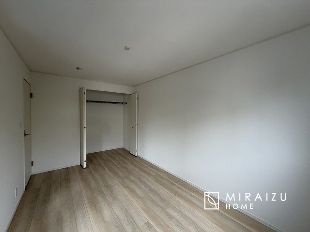 【洋室】 | 暮らしやすさを考えたプランで快適な現地ロケーションを実現。安らぎに満たされる、ゆとりのある日々を過ごせます♪