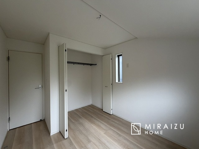 【寝室】 | 日当たりの良いお家は嬉しいですよね。それぞれ価値観が分かれる箇所です、実際に内覧して日当たりの心地よさをご体感下さいね♪