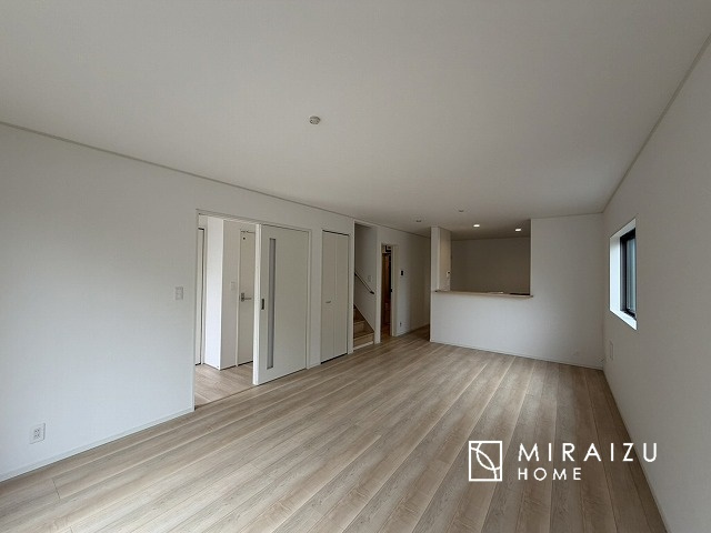 【居間・リビング】 | お子さんが宿題をしたり、ちょっとした作業もできる、家族みんながそれぞれの時間を過ごせるリビングです。