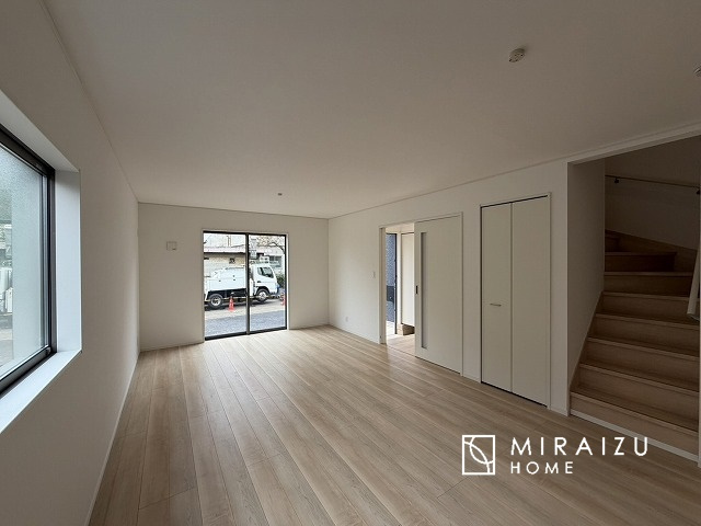 【居間・リビング】 | 食事を取るスペースもリラックスしてくつろげるスペースもお子さんが勉強するスペースも兼ね備えたリビングダイニング。