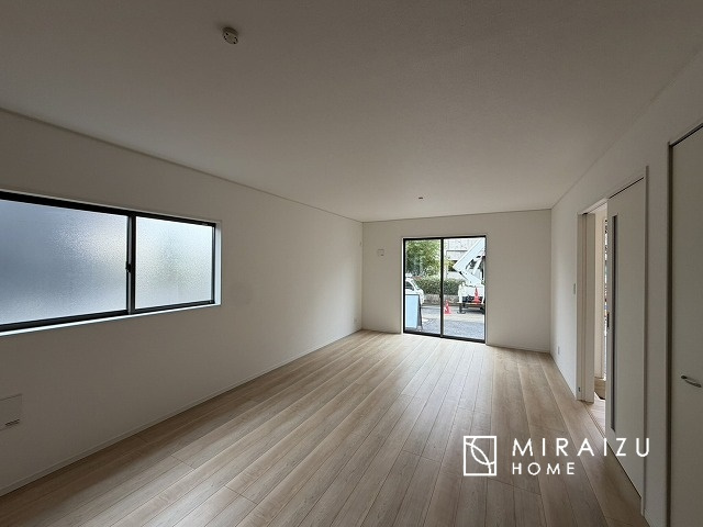 【居間・リビング】 | 窓が多いと温かな太陽の光と心地いい風が室内へと入ります。家族が集まるリビングは明るく過ごしやすいつくりです。窓が多いお家は住みやすい証です。