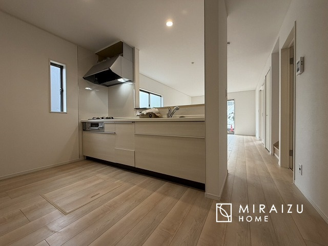 【キッチン】 | 収納に様々な工夫がされていて出しやすく片付けやすい、散らかりにくいキッチンになっています！人工大理石の天板や深型シンクなど、デザイン性と機能性を兼ね備えているので見せたいキッチンになっています。