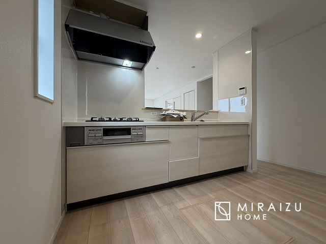 【キッチン】 | 広々としたキッチンは大きな深型シンク、3口コンロ、換気扇、大きなお鍋から小物まで取り出しやすさを考えられた引き出し収納の付いたシステムキッチンです。