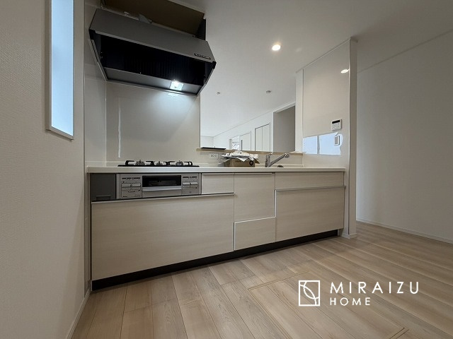 【キッチン】 | 収納力と機能性を備えたシステムキッチン。圧力鍋や大きなフライパンなどの調理器具から調味料など幅広く収納し、お料理のしやすいつくりになっています。