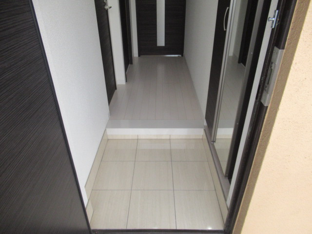 ラムール東二見の玄関