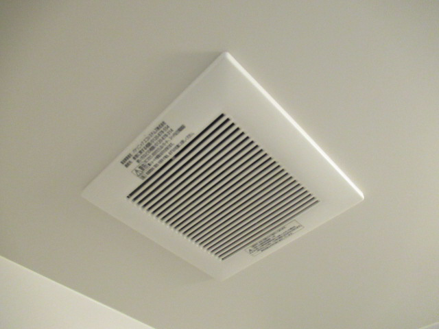 ラムール東二見の浴室