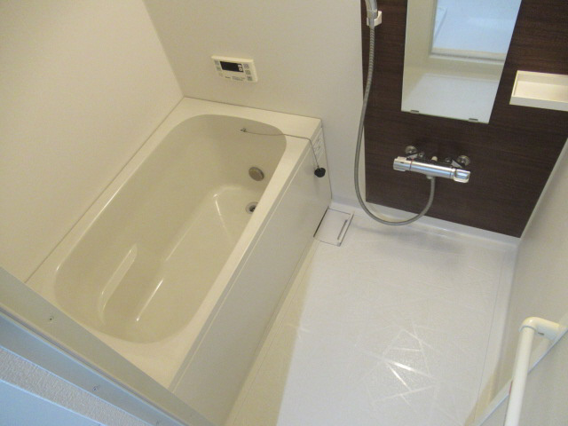 ラムール東二見の浴室