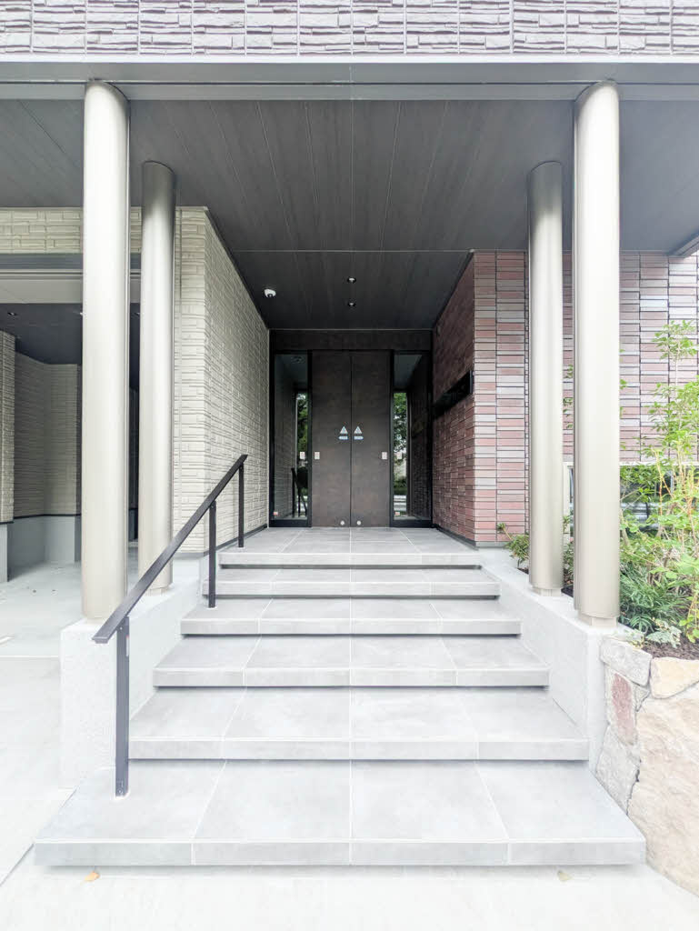 熊本市中央区新屋敷３丁目の賃貸マンションのエントランス