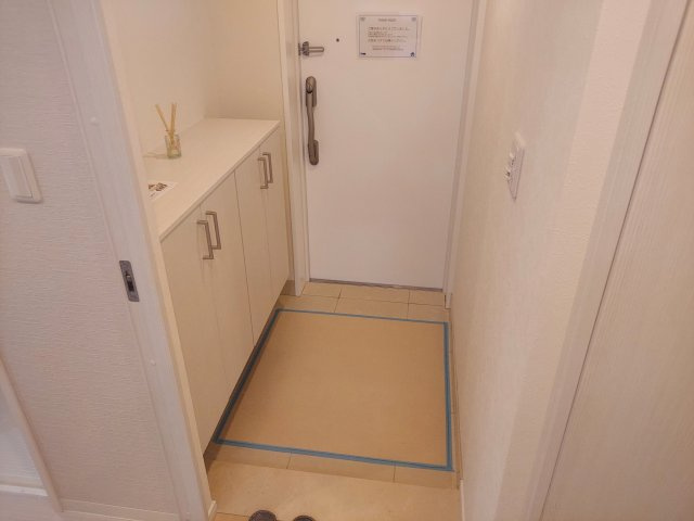 ファミール逆瀬川ザ・ガーデンの玄関