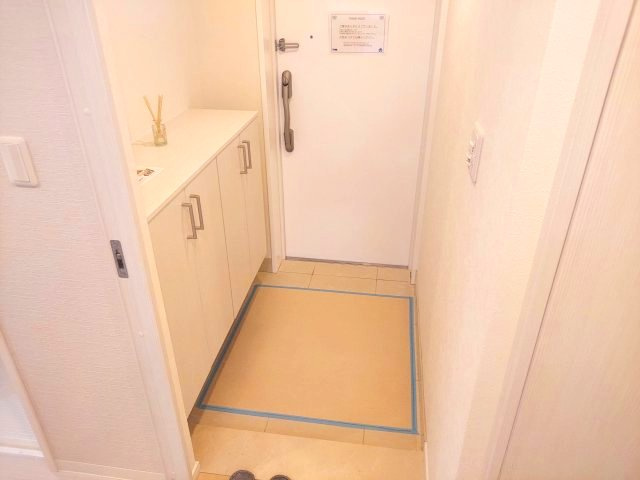 ファミール逆瀬川ザ・ガーデンの玄関