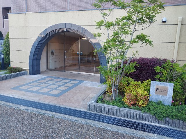 ファミール逆瀬川ザ・ガーデンのエントランス