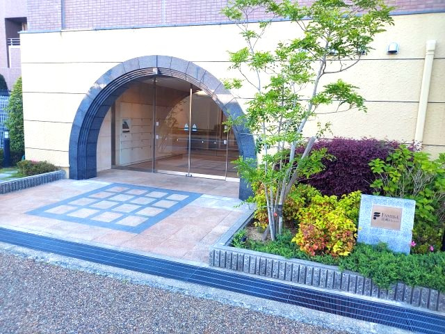 ファミール逆瀬川ザ・ガーデンのエントランス