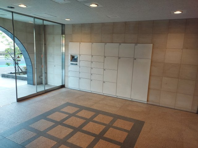 ファミール逆瀬川ザ・ガーデンのエントランス