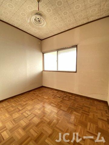 ラルースの洋室