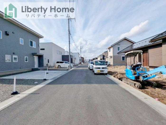 笠間市平町23-P1　6号棟　新築戸建の前面道路含む現地写真